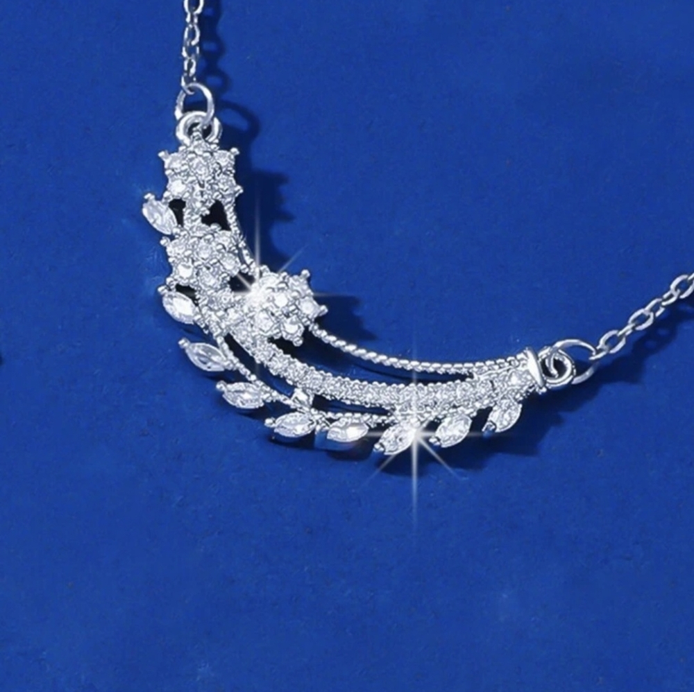 🩶🩶NEW🩶🩶 GORGEOUS!! Stainless Steel Flower and Arch Necklace